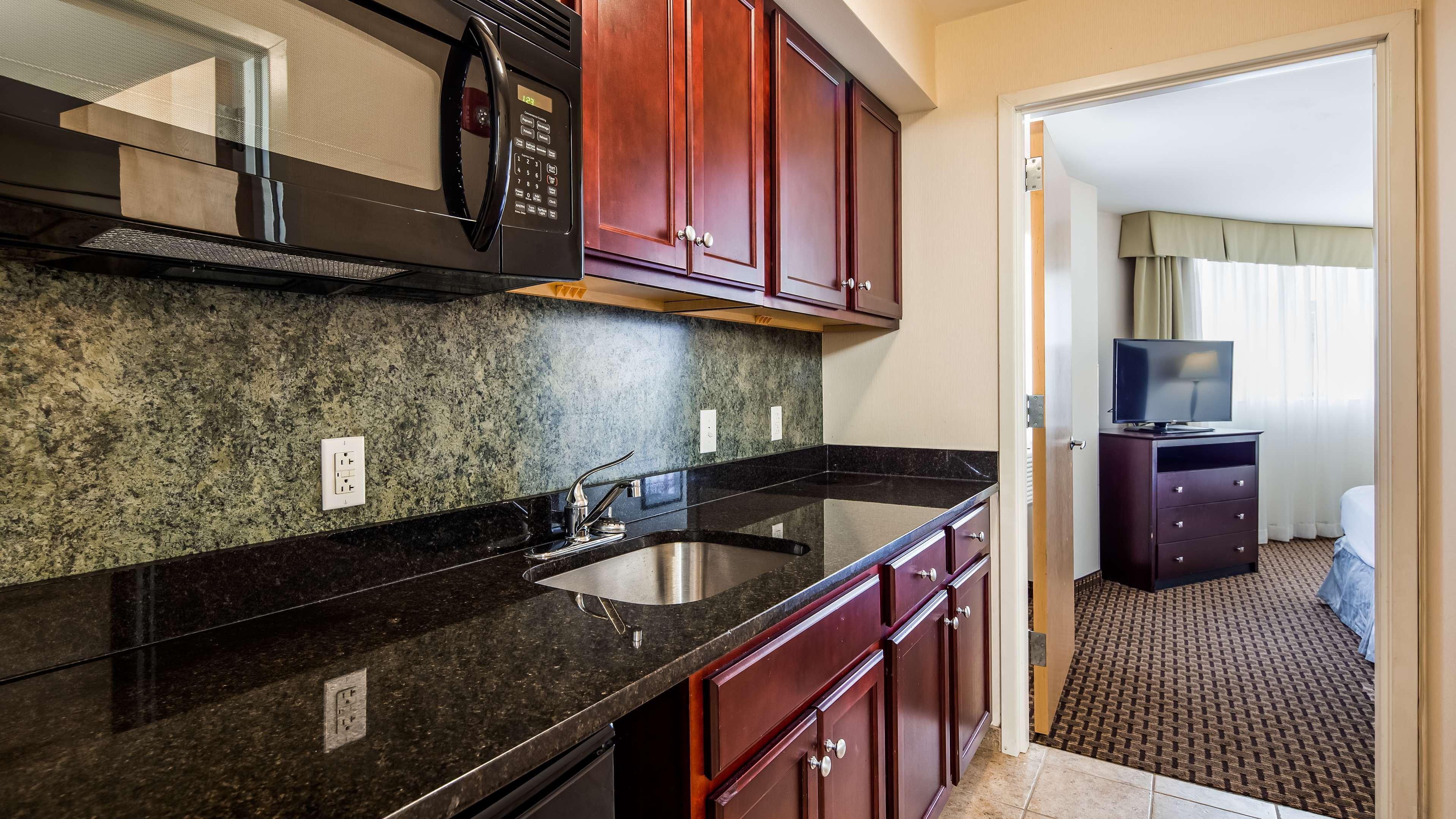 Best Western Plus Philadelphia Airport South - At Widener University Chester Exterior photo